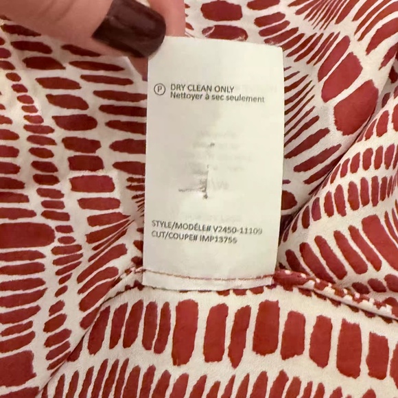 VINCE 100% SILK BUTTON UP SIDE SLITS HI LOW HEM CREW NECK TOP SLEEVELESS SIZE M - Picture 9 of 9